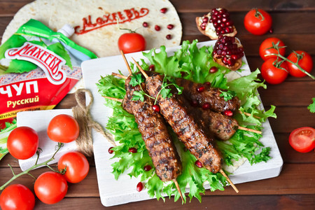 Фото к рецепту: Адана - кебаб с кетчупом "махеевъ", россия