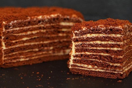 Фото к рецепту: Шоколадно-медовый торт "спартак" самым быстрым способом (без раскатки коржей)