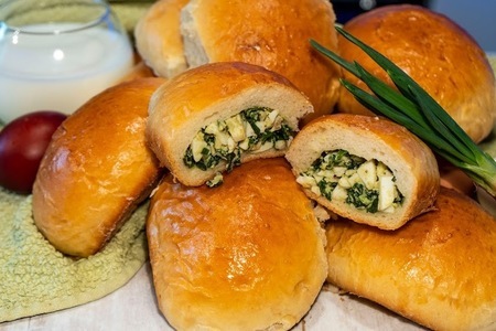 Фото к рецепту: Печёные пирожки с куриным яйцом и зеленым луком