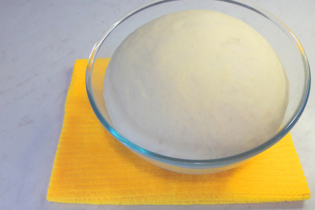 Фото к рецепту: Универсальное дрожжевое тесто без яиц и молока