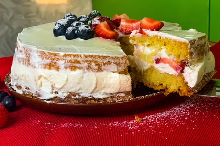 Фото к рецепту: Бисквитный торт с творожным кремом