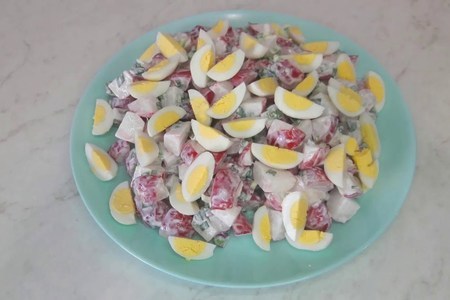 Салат из редиски и перепелиных яиц