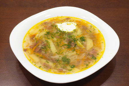 Фото к рецепту: Суп с тушенкой и вермишелью