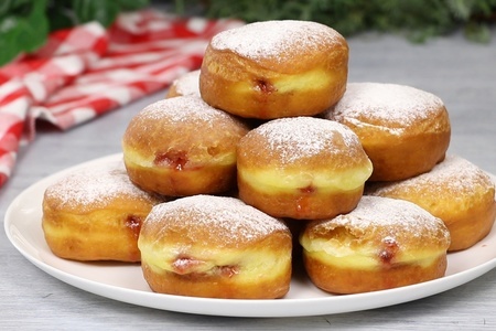 Фото к рецепту: Пончики "берлинеры" с клубничной начинкой