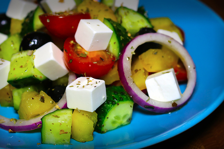 Фото к рецепту: Настоящий греческий салат | простой рецепт