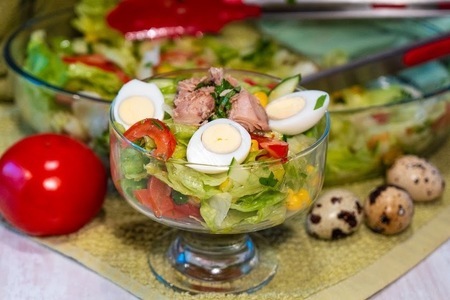 Фото к рецепту: Салат с тунцом и кукурузой