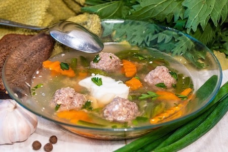 Фото к рецепту: Летний фасолевый суп с фрикадельками