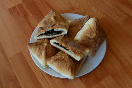 Фото к рецепту: Пирожки из слоеного теста с начинкой из щавеля