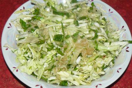 Фото к рецепту: Салат из молодой капусты и  кольраби
