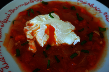 Фото к рецепту: Португальский томатно-луковый суп с яйцом пашот