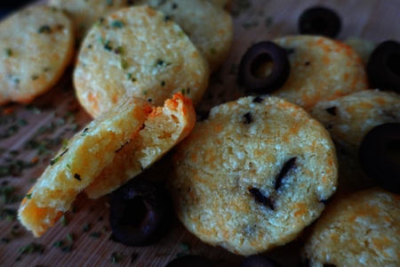 Фото к рецепту: Сырное печенье c маслинами и орегано