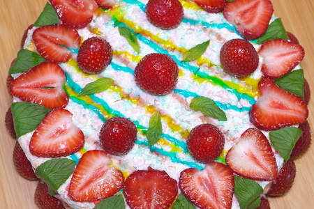 Фото к рецепту: Творожный торт с клубникой без выпечки
