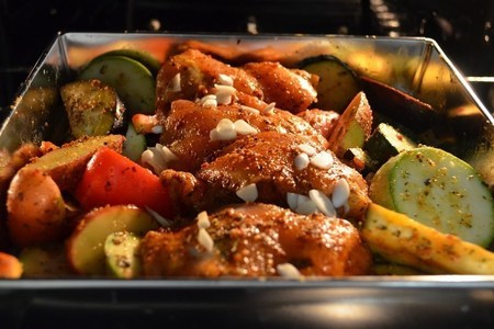 Фото к рецепту: Куриные бедра с овощами в духовке