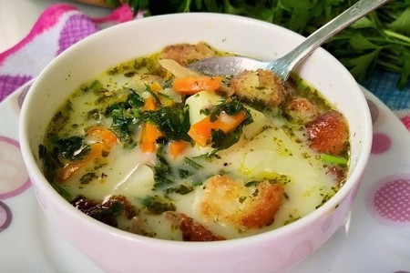 Фото к рецепту: Сырный суп с грибами и чесночным гренками