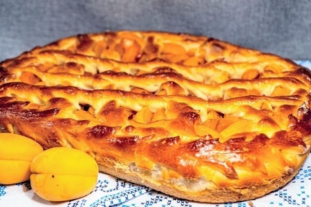 Фото к рецепту: Дрожжевой пирог с абрикосами на кефире