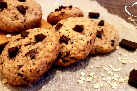 Фото к рецепту: Овсяное печенье с кусочками шоколада