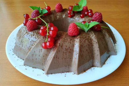 Фото к рецепту: Шоколадный десерт из ряженки, с ягодами 