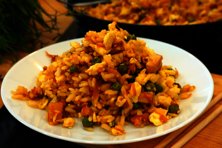 Рис по-китайски, жареный с яйцом, курицей и овощами