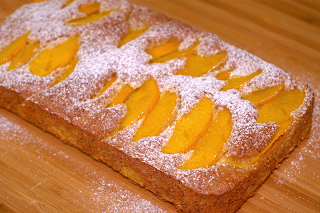 Фото к рецепту: Пирог с персиками и миндалем