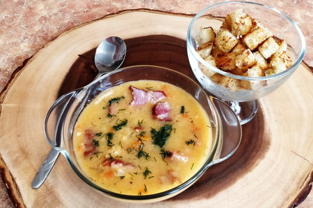 Фото к рецепту: Гороховый суп с копчеными рёбрышками и гренками