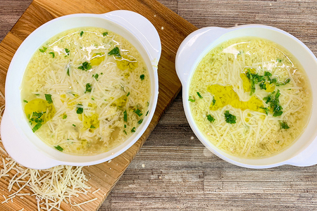Фото к рецепту: Яичный суп из пасты и сыра