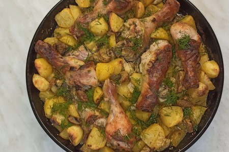 Фото к рецепту: Курица с картошкой и грибами в духовке