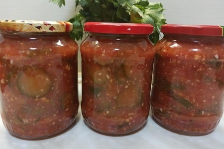 Фото к рецепту: Салат из огурцов в томатном соусе на зиму