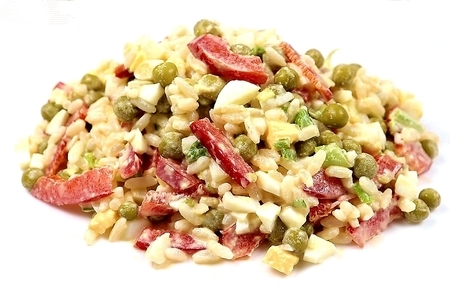 Фото к рецепту: Салат с зеленым горошком и красным перцем