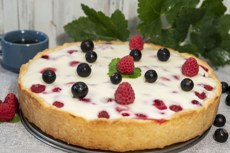 Фото к рецепту: Песочный пирог с сочными ягодами и нежной сметаной