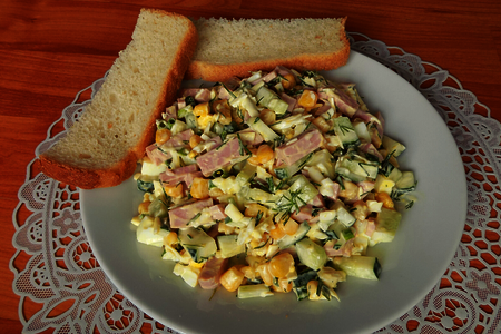 Фото к рецепту: Салат из колбасы с куриными яйцами и огурцами