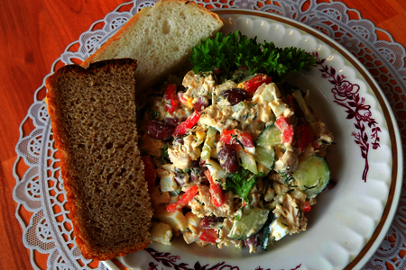 Фото к рецепту: Салат из куриной грудки с болгарским перцем и фасолью