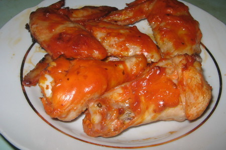 Фото к рецепту: Крылышки куриные в розовом соусе.