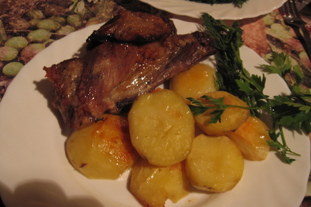 Фото к рецепту: Свиные ребрышки с картошкой