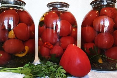Фото к рецепту: Маринованные помидоры на зиму
