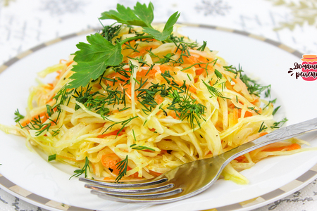 Фото к рецепту: Витаминный салат из капусты и моркови
