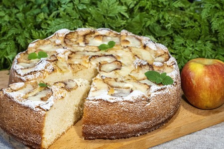 Бисквитный пирог с яблоками и корицей в духовке