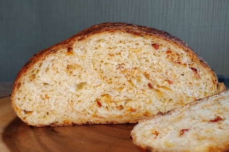 Фото к рецепту: Хлеб с вялеными помидорами и сыром