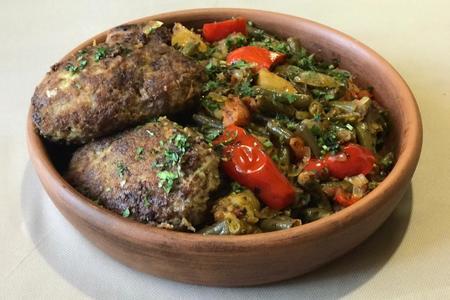 Фото к рецепту: Котлеты жареные из рубленной говядины по-кавказски с гарниром из овощей