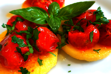 Фото к рецепту: Полента с сыром, томатами, и базиликом ( рецепт поленты ) // polenta