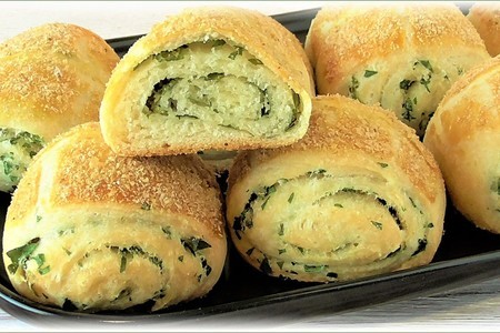 Фото к рецепту: Моментальные булочки с зеленью и чесноком