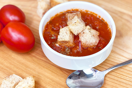 Итальянский томатный суп с сухариками за 20 минут