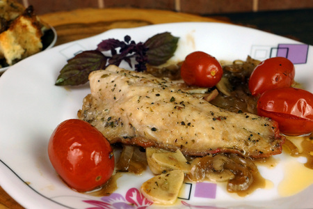 Фото к рецепту: Рыбное филе запечённое в маринаде с овощным гарниром