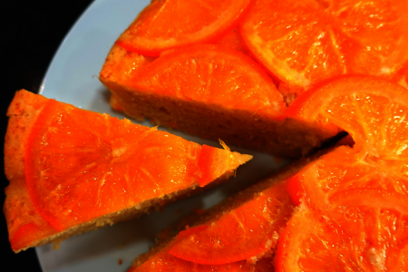 Фото к рецепту: Ароматный апельсиновый пирог, сладкая выпечка к чаю
