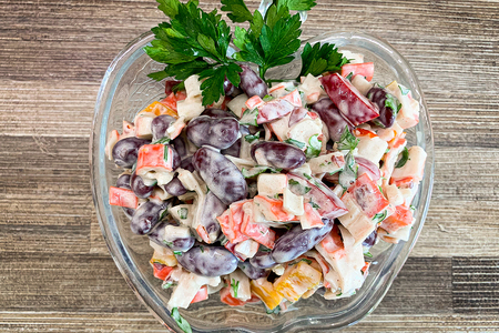 Фото к рецепту: Салат с крабовыми палочками и фасолью