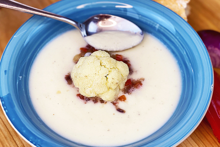 Фото к рецепту: Полезный диетический суп из цветной капусты