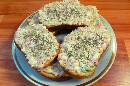 Фото к рецепту: Острые бутерброды с соленым огурцом и яйцами