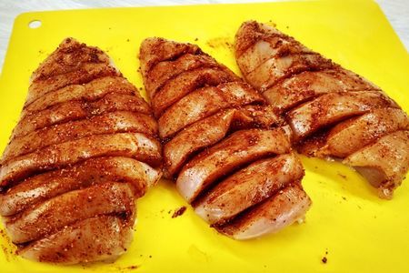 Фото к рецепту: Рецепт приготовления куриной грудки к праздничному столу