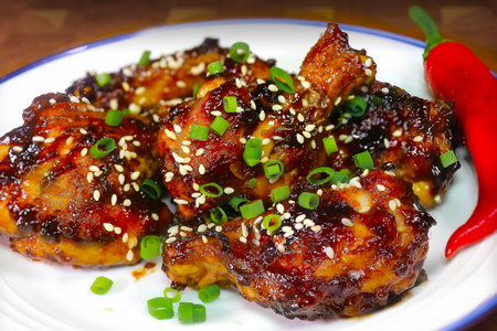 Фото к рецепту: Пикантные куриные крылья по-азиатски в соусе терияки
