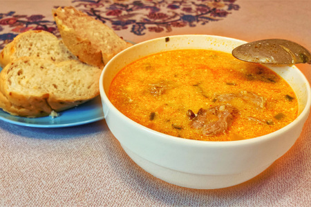 Фото к рецепту: Всеми любимый суп харчо