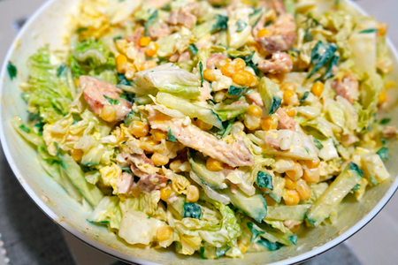 Фото к рецепту: Салат с куриной грудкой, кукурузой и пекинской капустой